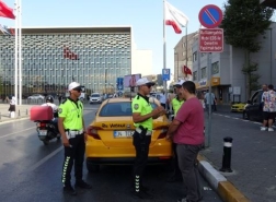 الشرطة تعاقب سائق تاكسي باسطنبول بعد شكوى من سائحين عرب.. شاهد الفيديو