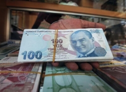 الليرة التركية تواصل الانخفاض أمام الدولار والعملات الأخرى