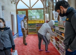 مسجد في إسطنبول يتحول إلى «بنك غذاء» مجاني للمحتاجين