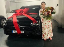 كريستيانو رونالدو يهدي والدته سيارة فاخرة بقيمة 100 ألف يورو