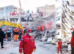 ارتفاع عدد ضحايا زلزال ازمير إلى 102