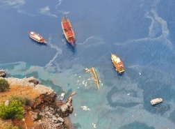 صور.. وفاة سائح وإنقاذ 37 آخرين في انقلاب القارب السياحي بجنوب تركيا