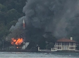 صور.. اندلاع حريق هائل في مسجد تاريخي بإسطنبول