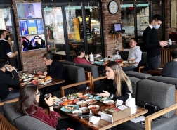 أصحاب المطاعم بتركيا يطلبون ساعات عمل أطول لتجنب الازدحام بالزبائن