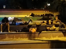 اسطنبول.. طلبة ينامون في الشارع احتجاجاً على ارتفاع أسعار الإيجارات