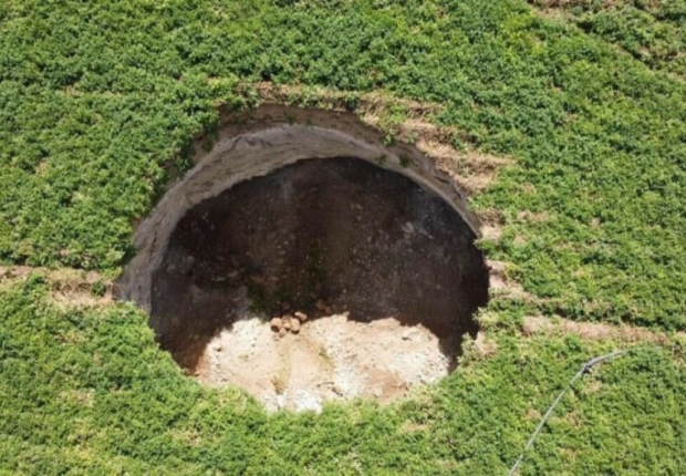 يبلغ قطر الحفرة 120 متراً وعمقها 15 متراً