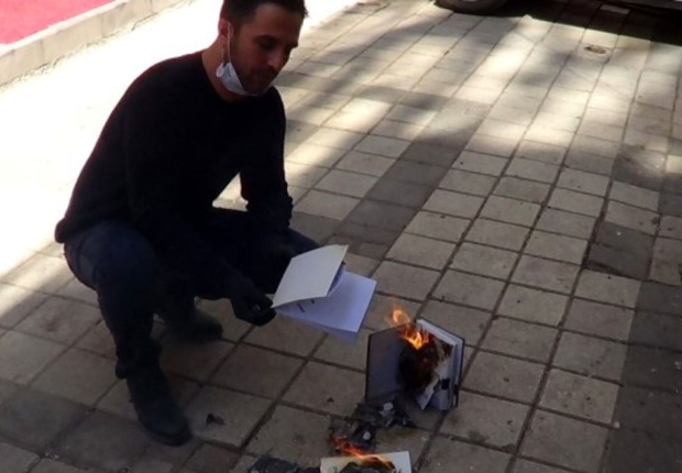 التركي سامي إرول يحرق دفتر ديون-مواقع إلكترونية