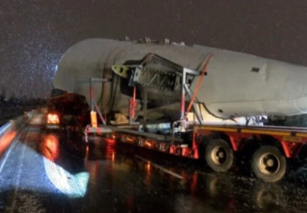 تم نقل اجزاء الطائرة عبر شاحنات تمهيدا لشحنها عن طريق سفينة للخارج