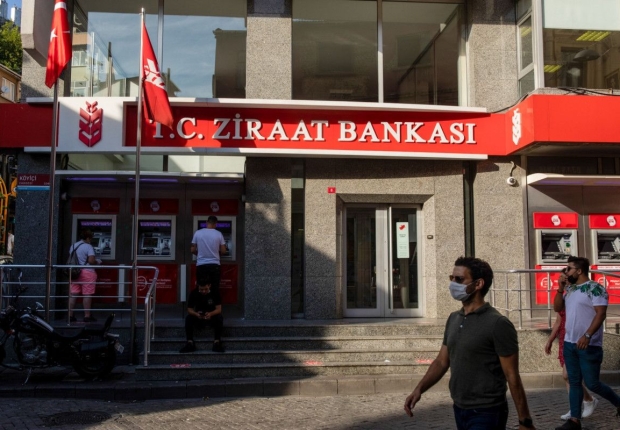 مشاة يمرون أمام فرع بنك"زراعات" في اسطنبول-بلومبرغ