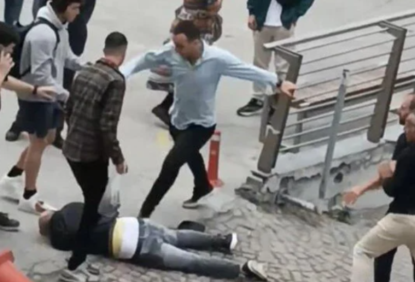مالك عقار في إسطنبول يضرب مستأجره أمام مركز تجاري