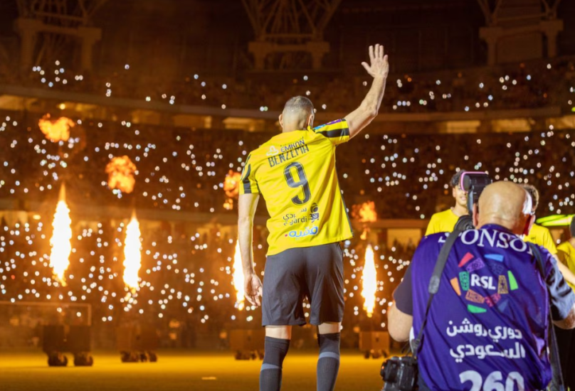 لاعب كرة القدم الفرنسي كريم بنزيمة يلوح للجماهير خلال حفل تقديمي بعد انضمامه إلى الاتحاد في 8 يونيو 2023.
