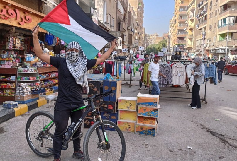 شاب مصري يرفع علم فلسطين تضامناً مع الفلسطينيين