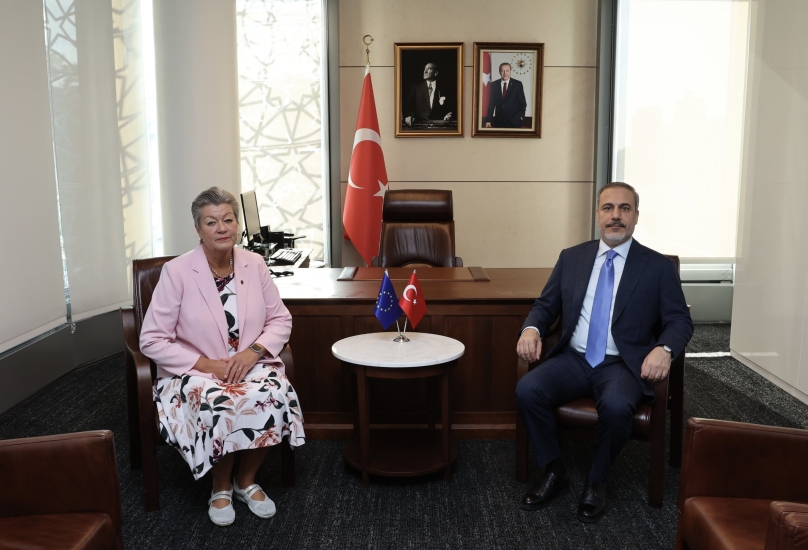 وزير الخارجية التركي يناقش تحرير التأشيرات مع مفوضة الاتحاد الأوروبي