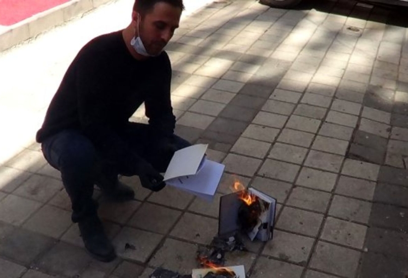 التركي سامي إرول يحرق دفتر ديون-مواقع إلكترونية
