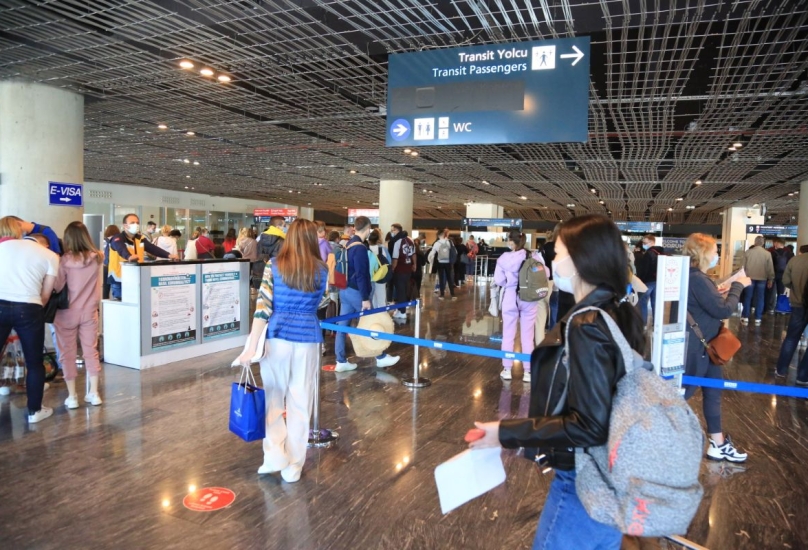 سياح روس يصلون إلى مطار ميلاس بودروم في جنوب غرب تركيا