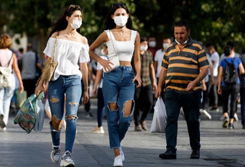 مواطنون يسيرون في أحد شوارع اسطنبول
