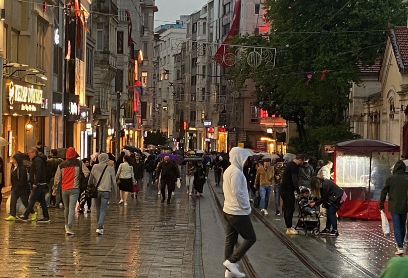 مواطنون وسياح بشارع الاستقلال في إسطنبول